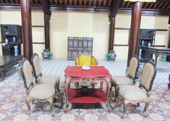 Bộ bàn ghế tiếp khách của Hoàng thái hậu thời vua Khải Định.
